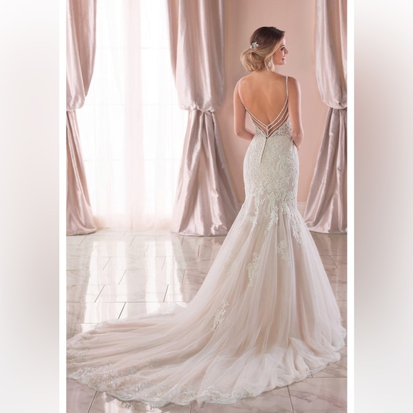 This dress has never been wore. Unaltered Style 6793. - Picture 1 of 3